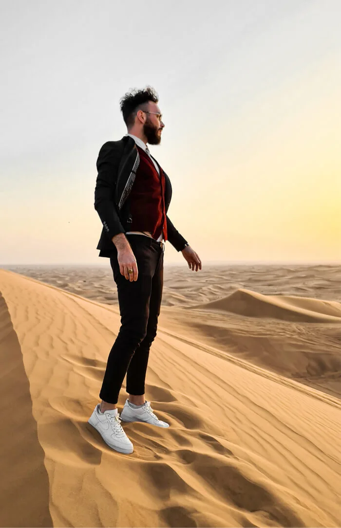 Sébastien Piéta le magicien debout sur une étendue de sable au milieu du desert de Dubaï