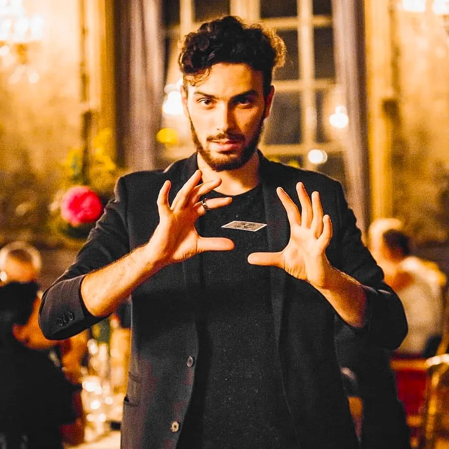 Sebastien Pieta, magicien professionnel, pendant un tour de cartes