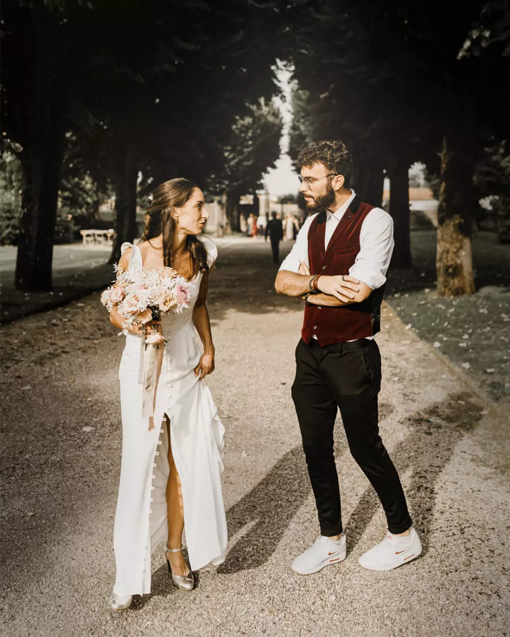Le magicien lorrain Sebastien Pieta discute avec une future mariée à Metz